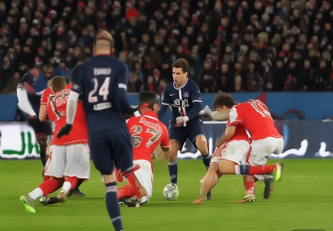 巴黎圣日耳曼4-1大胜洛里昂：法甲焦点战解析及战术分析(图4)